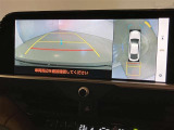 【パノラミックビューモニター】映像で、見づらい車両周辺の確認をアシスト。クルマを真上から見ているような映像を表示。 運転席から確認しにくい車両周囲の状況を把握。