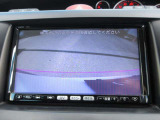 カラーで後方映像をモニターに映し出してくれるので、ショッピングモールのような狭い駐車場であったとしても障害物を見つけ、楽々駐車することができますね。