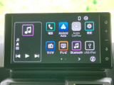 音楽やラジオ、テレビなどの項目が画面に整理され、接続方法も選びやすい表示です。使いたい音源に合わせて選択でき、日常の移動を快適にサポートします。