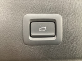 パワーリフトゲートは運転席とリフトゲート側、さらにアドバンストキーでも開閉が可能!開度は無段階にメモリー設定もできます。ゲート内側にタッチセンサーを配置し、手などを挟み込む危険を低減します。