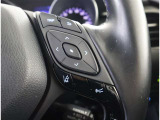 運転中、オーディオの操作をしてて、ハッとしたことはありませんか?ステアリングスイッチは、運転中でもハンドルでオーディオの操作が可能です。
