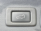 【パワーバックドア】スマートキーや運転席のボタンを押すだけでリアゲートが自動で開閉します!荷物を持っている時や、高い位置にあるバックドアを閉める際に便利な機能です♪