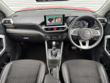運転席廻りの画像です。操作スイッチ類もキレイな状態です。専門のスタッフが内外装を清掃・きめ細かい箇所までクリーニングしています
