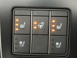 シートエアコン付です。シートを暖めたり冷やしたりできる、快適装備の一つ。 暑い夏もシートが冷える冬も快適にドライブが楽しめそうですね。