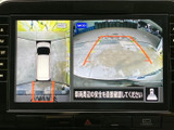 車両周辺を複数の視点から確認できるモニターを備え、駐車時など周囲の状況を把握する際に役立ちます。画面のガイド表示も目安にしながら、落ち着いて操作いただけます。