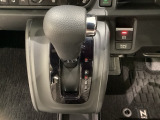 CVT車のセレクトレバーです。低速から高速まで、変速ショックのないスムーズな走りと、エンジン効率のよい領域を維持して燃費にも貢献します。サイドブレーキはスイッチ操作の電子制御パーキングブレーキです。