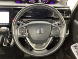 ハンドルにHondaセンシング系のクルーズコントロールやレーンキープアシストなどのスイッチと、オーディオの操作スイッチが装備されています。ハンドルから手を離さず安全に操作できます。