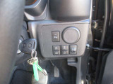 各種機能のボタンがあります。もちろん運転席からの操作も可能。スマートに使いこなしてください。