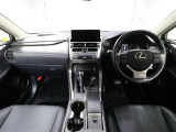 上質で落ち着いた印象のインパネ。視界も広々で運転しやすいです。