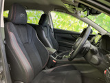 前席にはホールド感のある形状のシートを備え、赤いステッチが室内のアクセントに。運転席から助手席まで見通しやすく、落ち着いた雰囲気でお過ごしいただけます。