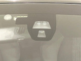 【シティブレーキアクティブシステム】低速走行中に前方の車両等を認識し、衝突しそうな時は警報とブレーキで衝突回避と被害軽減をアシスト。より安全にドライブをお楽しみいただけます。
