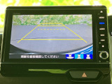 車両後方の映像と進行方向の目安を画面で確認でき、駐車時の周囲確認をサポートします。見やすい画面表示で、車庫入れや切り返しの際にも役立つ装備です。