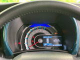 速度計と中央の表示画面がまとまり、運転に必要な情報を確認しやすいレイアウトです。表示画面には時刻やシフト位置などが示され、走行中も視線の移動を抑えて状況を把握できます。
