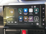 電話やラジオ、テレビ、Bluetoothなどのメニューが画面に並び、利用したい項目を確認しやすい構成です。Android AutoやApple CarPlayの表示も備えています。