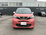 日産のブランドを象徴するVモーショングリルです。