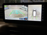 後方映像と車両を上から見た表示を切り替えて確認でき、駐車時の周囲確認に役立ちます。画面のガイド表示も目安になり、車庫入れや狭い場所での取り回しをサポートします。