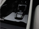 軽いタッチの電気式サイドブレーキとオートサイドブレーキが装備されます。