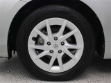 純正16インチアルミホイールを装着しています。タイヤサイズ205/60R16