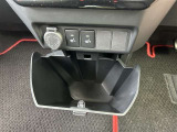 運転席と助手席にシートヒーターが装備されています。小物入れも設置されていてとても便利ですよ。