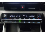★運転席と助手席でそれぞれお好みに合わせて温度設定が行えるフルオートエアコンです。外気温や室温、日射量を感知し、吹き出し温度、風量を緻密に制御します