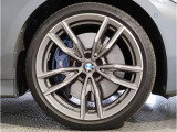 BMWの純正アロイホイールは軽量かつ強度にも優れているホイールで走行性能を引き上げる設計になっております。足元にもBMWは妥協がなくこだわっている個所になります。