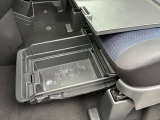 助手席下のシートアンダーBOXは中蓋があります。あまり出し入れしない車検証入れなどを収納すると便利です。