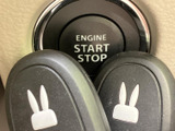 エンジン始動と停止を行うボタンが手の届きやすい位置にあり、乗車後の操作をスムーズに進められます。キーも一緒に使う場面を想像しやすい配置です。