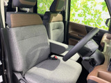 ゆったりとした座面と背もたれが、前席で過ごす時間を心地よく支えます。運転席側からの見通しも広く、落ち着いた色合いのシートで車内をすっきりと感じられます。