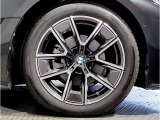 【BMWアロイホイル】軽量かつ強度に拘ったアロイホイル。走行性能ポテンシャルを引き出す設計。車の足元を引き締めてくれる大きなポイントはアロイホイルです。