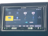 FM・AMやテレビ、Bluetooth Audioなど、複数のメニューが一覧で表示されます。使いたい音源を画面から選びやすく、普段の移動時間に合わせた楽しみ方ができます。