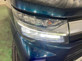 白く明るい光で夜間走行をサポートするLEDヘッドランプを搭載