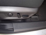 運転席は電動パワーシート装備です。