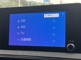画面にはFM・AM・テレビ・交通情報のメニューが表示され、選びたい項目を確認しやすい構成です。音量調整用のダイヤルも備わり、日常の移動中に扱いやすい装備です。