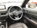 ドライバーが心に余裕をもって運転に集中できること、助手席や後席からもすっきりと前を見通せる空間の起点となり、全員が安心してドライブを楽しめることをモットーにシンプルなレイアウトとなっています。