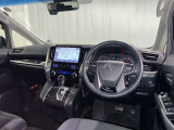 運転席まわりです。 各操作スイッチは使いやすい位置に配置されてます。