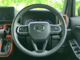 手元に複数のスイッチがまとまり、運転姿勢を保ちながら各種機能へアクセスしやすい構成です。メーター類も視線の先に収まり、日常の運転を支える使い勝手に配慮された装備です。
