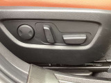 運転席は10WAYパワーシートで細かなシート設定が可能。シートメモリーも可能です。