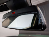 MINIではルームミラーの裏側にETCの車載器が内蔵されており、別途で車載器の購入必要なしで非常にスマート。皆様が驚かれるポイントのでもあります