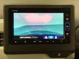 ギヤをR(バック)に入れるとナビの画面に後ろの映像が映るリアカメラ付です。後退時、コンディションが悪い視界でもカラーバックモニターがドライバーをサポートします。