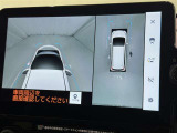 【パノラミックビューモニター】クルマの前後左右に搭載したカメラから取り込んだ画像を合成し、車両を上から見たような画像をディスプレイに表示します。