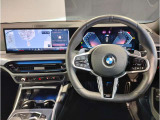 【ハンドル】ドライバーとBMW車の一体感がダイレクトに伝わるステアリングホイール。形状・太さへの拘りに加えて、操作性を高める為にスイッチ類も配置。クイックかつ安定のドライビングを体感下さい!