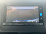 【リアカメラ】リバースに入れるだけで後方の映像が映ります。安全確認や、狭い駐車場での車庫入れ、雨の日や夜間など視界の悪い時に便利です。安全にバックする為には欠かせない装備です。
