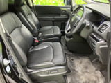 運転席と助手席が並ぶ前席は、周囲を見渡しやすい視界とゆとりある配置が魅力。座面や背もたれの形状にも配慮され、毎日の移動を快適に過ごせる空間です。