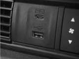 ◆USB入力端子◆USB接続、スマートフォンの充電等にも便利なUSBチャージャー使いやすい場所に装備されています。