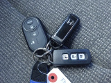 バッグやポケットに入れたままでもOK♪カギを挿さずにドアの解錠やエンジンの始動が行なえるスマートキーシステムも装備♪