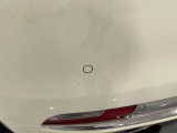 バンパー下のクロームラインも上位モデルのアイテムです。パーキングセンサーで後退時の安全を担保します