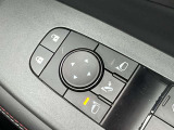 電動格納式ドアミラーです。自動格納機能付きで、ドアロックすると閉じてエンジンがかかると開きます。ドアロックの状態もひと目でわかるスグレモノです。