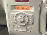 【オートエアコン】一度お好みの温度に設定すれば、車内の温度を検知し風量や温度を自動で調整。暑い&hellip;寒い&hellip;と何度もスイッチ操作をする必要はありません。快適な車内空間には必須の機能ですね♪