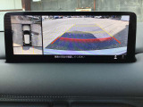 360&deg;ビューモニターでは4つのカメラで前後左右・俯瞰映像でドライバーからは見えない領域の危険認知をサポート。全周囲の死角を減らし、狭い駐車場や幅寄せ、丁字路進入時などの運転の安心感を高めます