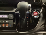 CVT車のセレクトレバーです。低速から高速まで、変速ショックのないスムーズな走りを実現するとともに、エンジン効率のよい領域を維持することで燃費にも貢献します。